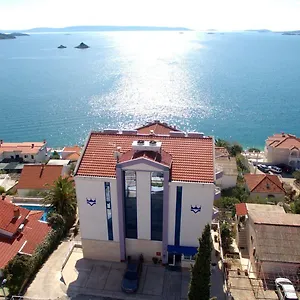viktorija.hotels-in-trogir.com/